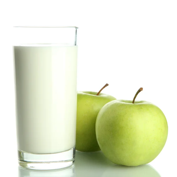 Glas kefir och gröna äpplen, isolerad på vit — Stockfoto