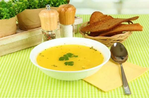 Sopa fragante en plato blanco sobre mantel verde sobre fondo de ventana —  Fotos de Stock