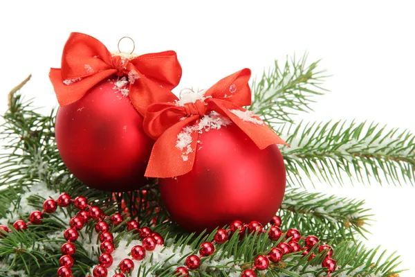 Bolas de Navidad sobre abeto con nieve, aisladas sobre blanco — Foto de Stock