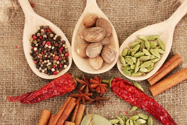 Küçük Hindistan cevizi ve diğer baharatlar çul zemin üzerine