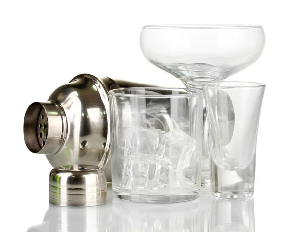 Coquetel e copos isolados em branco — Fotografia de Stock