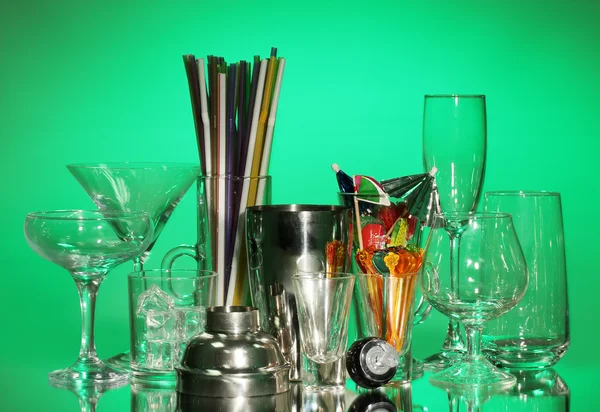Shaker cocktail e bicchieri su sfondo colore — Foto Stock