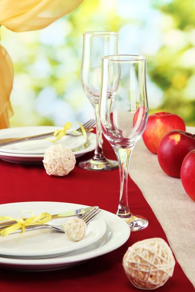 Schöne festliche Tischdekoration mit Äpfeln, Nahaufnahme — Stockfoto