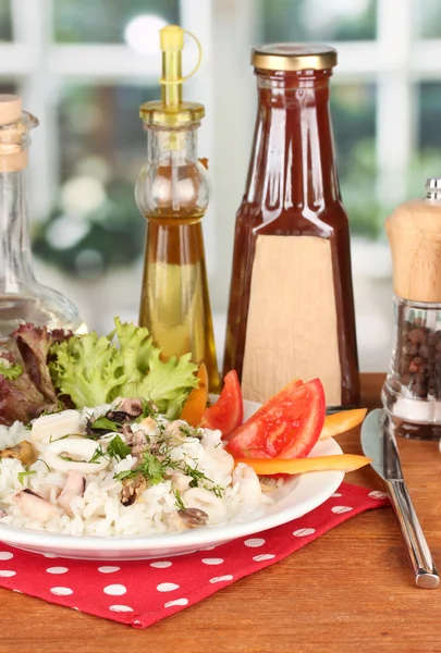 Delikatessen Fischsalat mit Reis auf hellem Hintergrund — Stockfoto