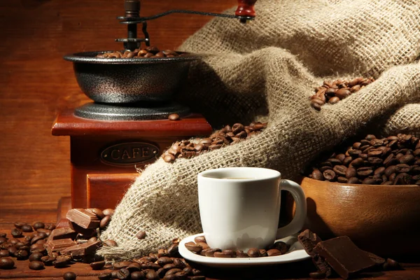 Molinillo de café y taza de café sobre fondo de madera marrón — Foto de Stock