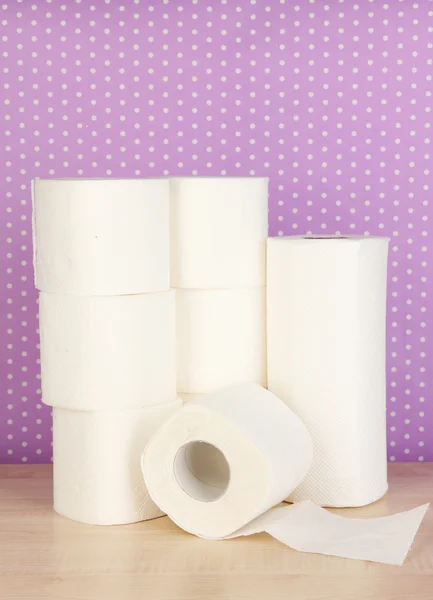 Rollos de papel higiénico en púrpura con fondo de puntos — Foto de Stock