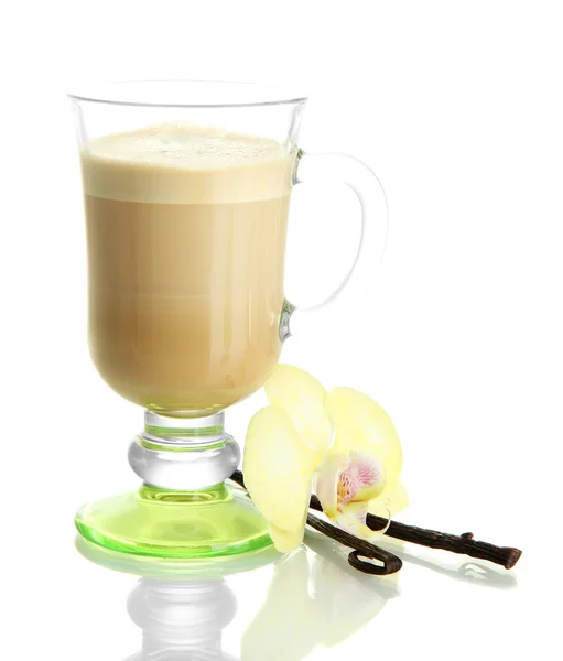 Café con leche fragante en taza de vidrio con vainas de vainilla aisladas en blanco — Foto de Stock