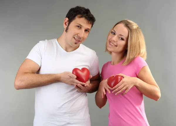 Pareja cariñosa sobre fondo gris —  Fotos de Stock