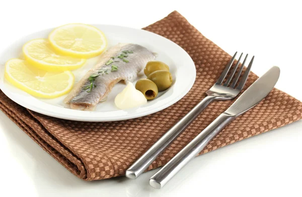 鲱鱼和柠檬隔离在白色的板上的一道菜 — 图库照片