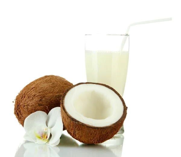 Noci di cocco con vetro di latte, isolate su bianco — Foto Stock