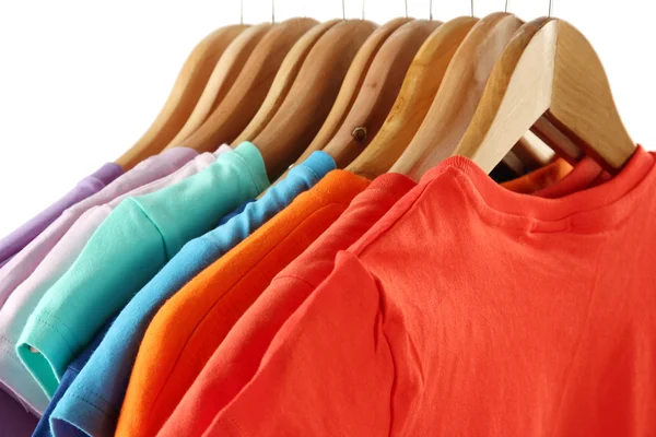 Keuze van de kleren van verschillende kleuren op houten hangers, geïsoleerd op wit — Stockfoto