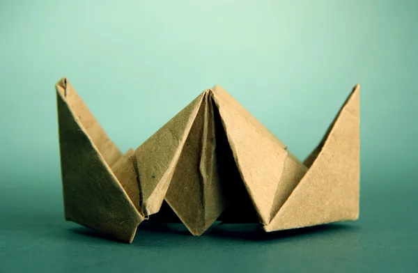 Parowiec Origami na szarym tle — Zdjęcie stockowe