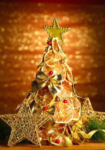 Prachtige Kerstboom van droge citroenen met decor, op glans achtergrond — Stockfoto