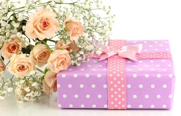 Geschenkbox und Blumen isoliert auf weiß — Stockfoto