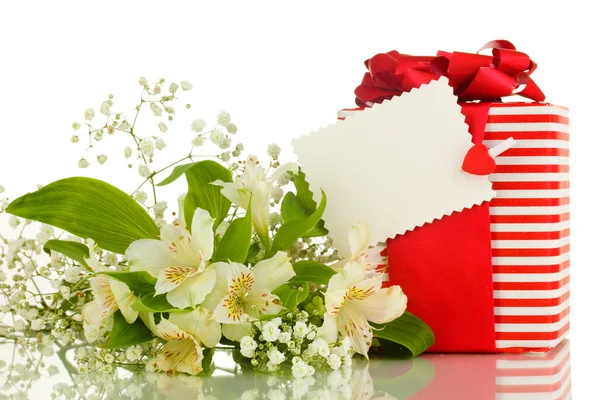 Geschenkbox und Blumen isoliert auf weiß — Stockfoto