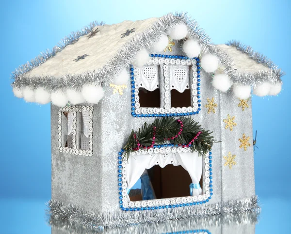 Decorato casa di Natale su sfondo blu — Foto Stock