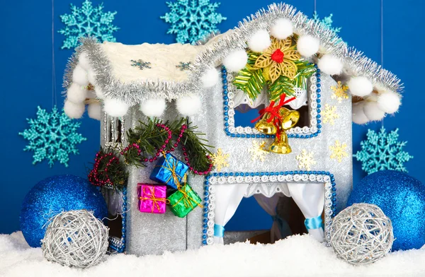 Casa de Natal decorada em fundo azul — Fotografia de Stock