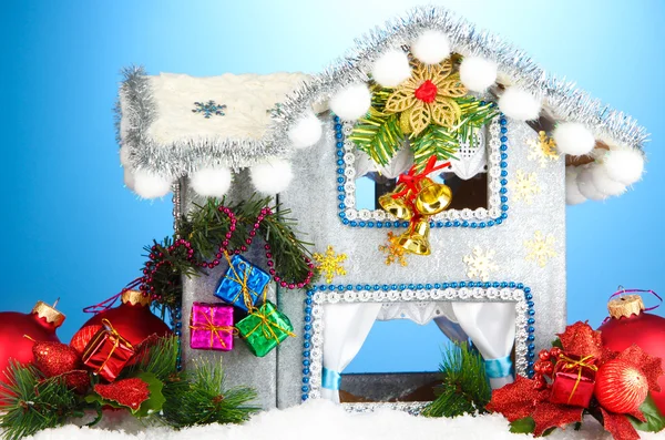 Urządzony domek bożonarodzeniowy na niebieskim tle — Zdjęcie stockowe