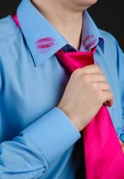 Rouge à lèvres baiser sur le col de chemise de l'homme, isolé sur noir — Photo