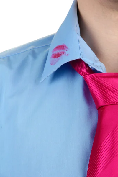 Lippenstift kus op de kraag van het shirt van de mens, geïsoleerd op wit — Stockfoto