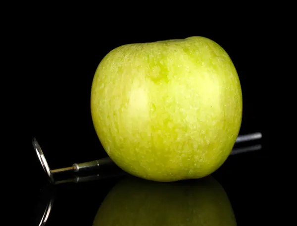 Pomme verte et outil dentaire isolé sur noir — Photo