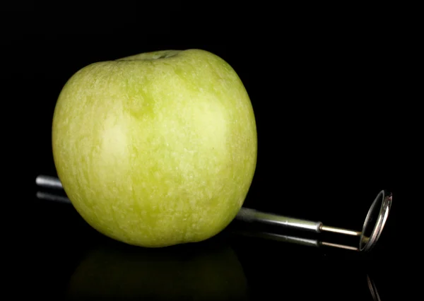 Manzana verde y herramienta dental aislada en negro — Foto de Stock