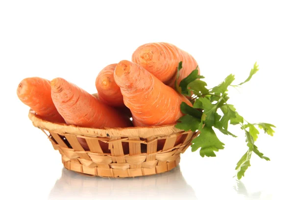 Carottes dans le panier isolé sur blanc — Photo