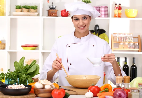 Ung kvinna kock matlagning i köket — Stockfoto