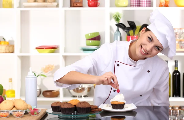 Young woman chef cooking cake in kitchen — Stock Photo, Image