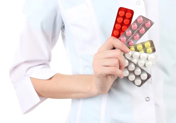 Nahaufnahme einer Ärztin, die Tabletten in der Hand hält, isoliert auf weiß — Stockfoto