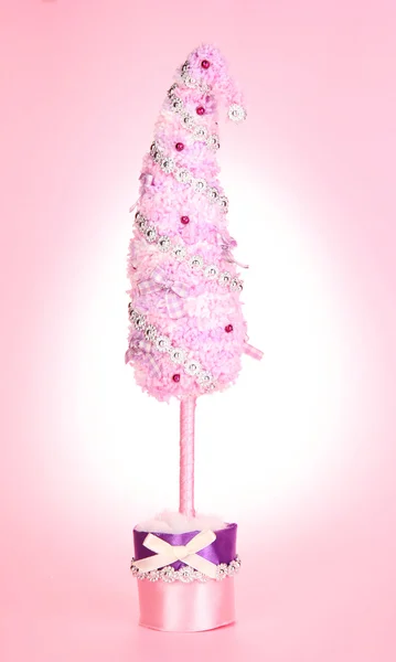 Árbol de Navidad con punta curva sobre fondo rosa — Foto de Stock