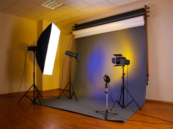 Işık ekipmanlı fotoğraf stüdyosu — Stok fotoğraf