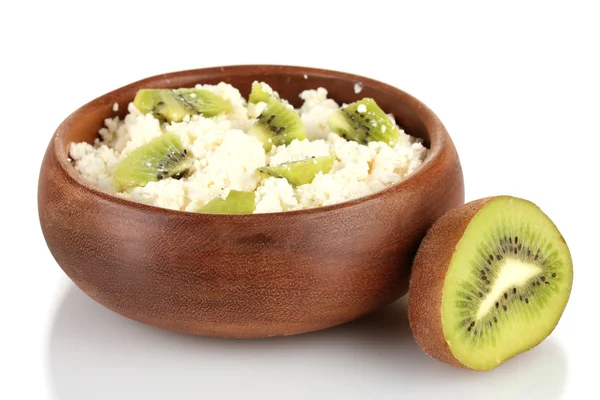 Cottage kaas in kleur kom met kiwi fruit, geïsoleerd op wit — Stockfoto