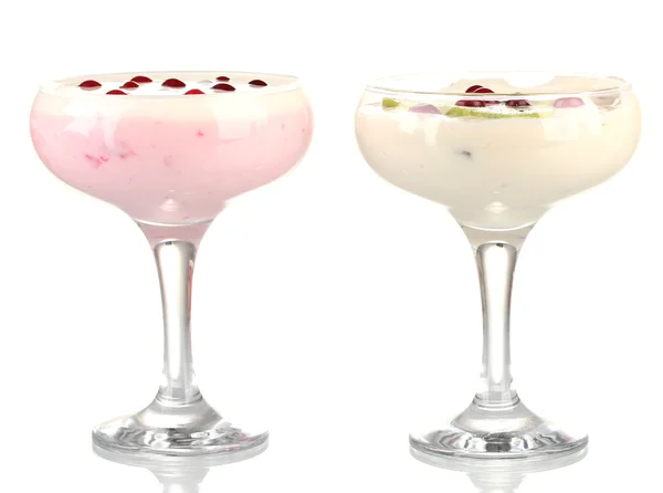 Bardak yoğurt tatlı meyve ve çilek, beyaz izole ile — Stok fotoğraf