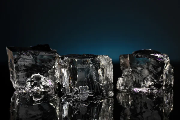 Cubos de hielo sobre fondo azul oscuro —  Fotos de Stock