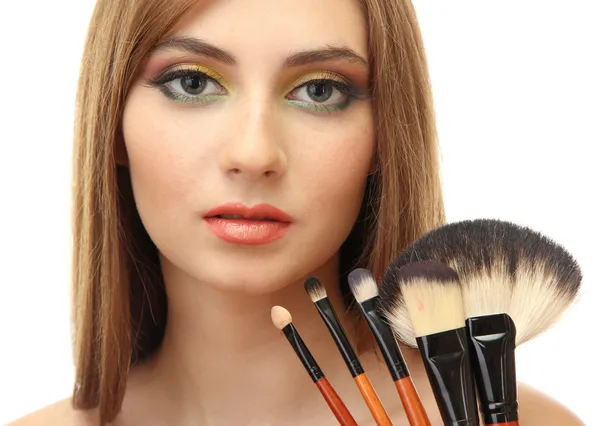 Retrato de mujer hermosa con pinceles de maquillaje, aislado en blanco —  Fotos de Stock