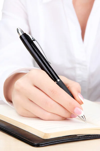 Nahaufnahme der Hand einer Geschäftsfrau, Schreiben auf Papier Stockfoto