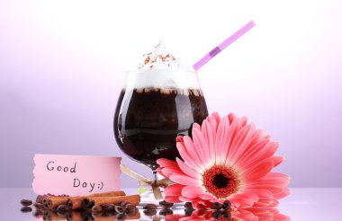 bardak kahve kokteyl ve gerbera çiçek mor zemin üzerine