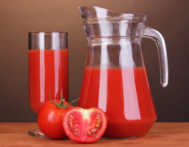 domates suyu sürahi ve bardak kahverengi zemin üzerine ahşap tablo