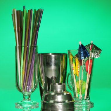 kokteyl shaker ve cam üzerine beyaz izole