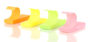 beyaz izole renkli yapışkan notlar