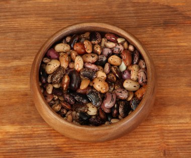 ahşap zemin üzerinde fasulye ile ahşap kase