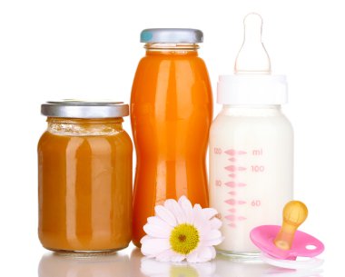 Bebek maması, şişe ve üzerinde beyaz izole meyve suyu
