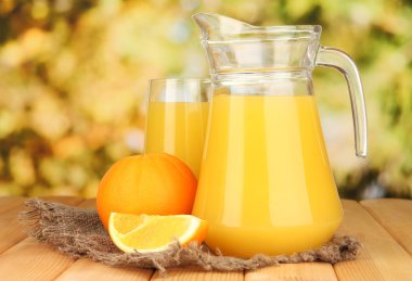 tam cam ve portakal suyu ve portakal ahşap tablo açık sürahi