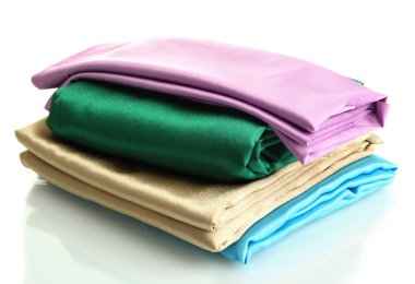 Beyaz kumaş yığınları izole edilmiş.