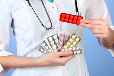 kadın doktor el hapları, renkli arka plan üzerinde tutarak yakın çekim