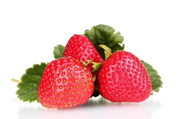 Fraises douces avec des feuilles isolées sur blanc — Photo