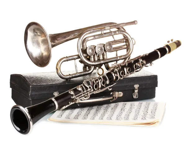 Trompette antique, clarinette et étui isolé sur blanc — Photo