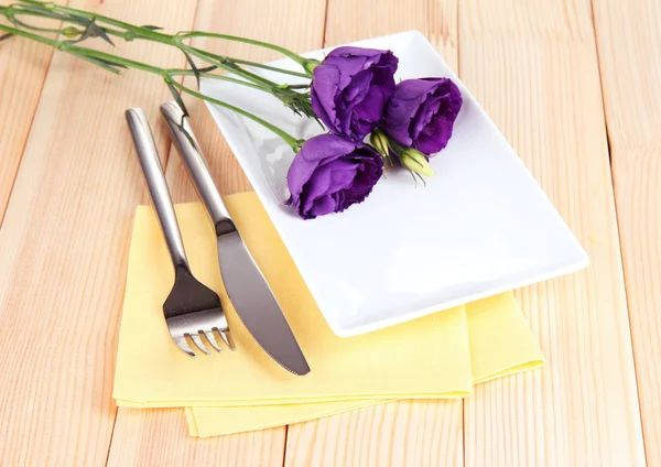 Tableware with flower on bright napkin close-up — Stock Photo, Image