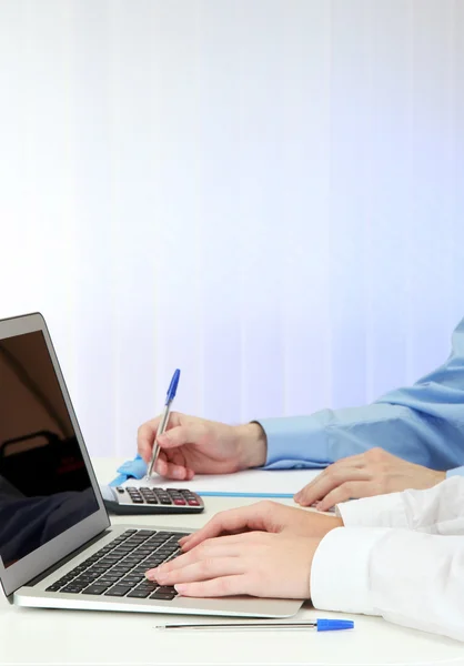 Nahaufnahme unternehmerischer Hände während der Teamarbeit — Stockfoto